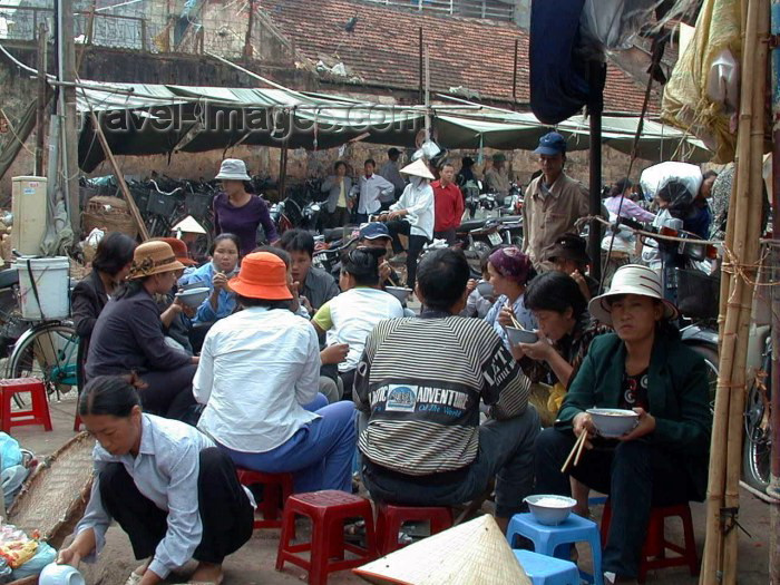 vietnam59: Hanoi / Ha Noi - Vietnam: lunch break - outside Don Xuan market - photo by Robert Ziff - (c) Travel-Images.com - Stock Photography agency - Image Bank