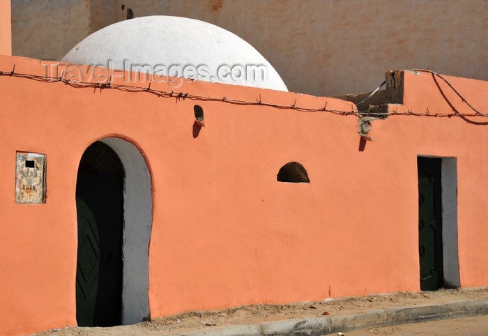 western-sahara85: Laâyoune / El Aaiun, Saguia el-Hamra, Western Sahara: salmon-pink colour house - Colonial district - photo by M.Torres - (c) Travel-Images.com - Stock Photography agency - Image Bank