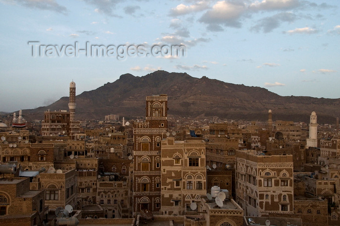 yemen42: Sana'a / Sanaa, Yemen: view over the Old City to the mountains - ancient skyscrapers - UNESCO World Heritage Site - photo by J.Pemberton - (c) Travel-Images.com - Stock Photography agency - Image Bank