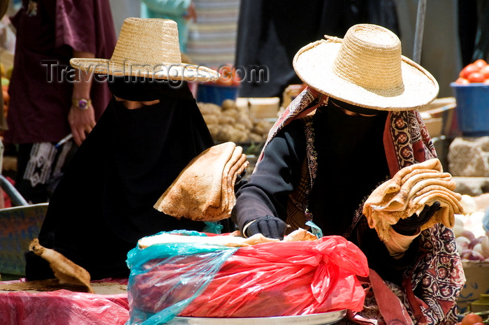yemen44: Sana'a / Sanaa, Yemen: women in the market - straw hats and face-veils - niqab - sartorial hijab - photo by J.Pemberton - (c) Travel-Images.com - Stock Photography agency - Image Bank