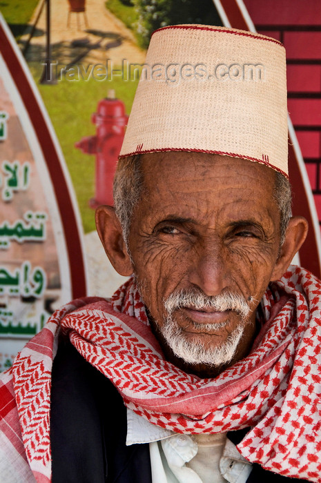 yemen45: Sana'a / Sanaa, Yemen: portrait of old man in traditional hat and scarf - kofia hat, woven from bamboo - photo by J.Pemberton - (c) Travel-Images.com - Stock Photography agency - Image Bank