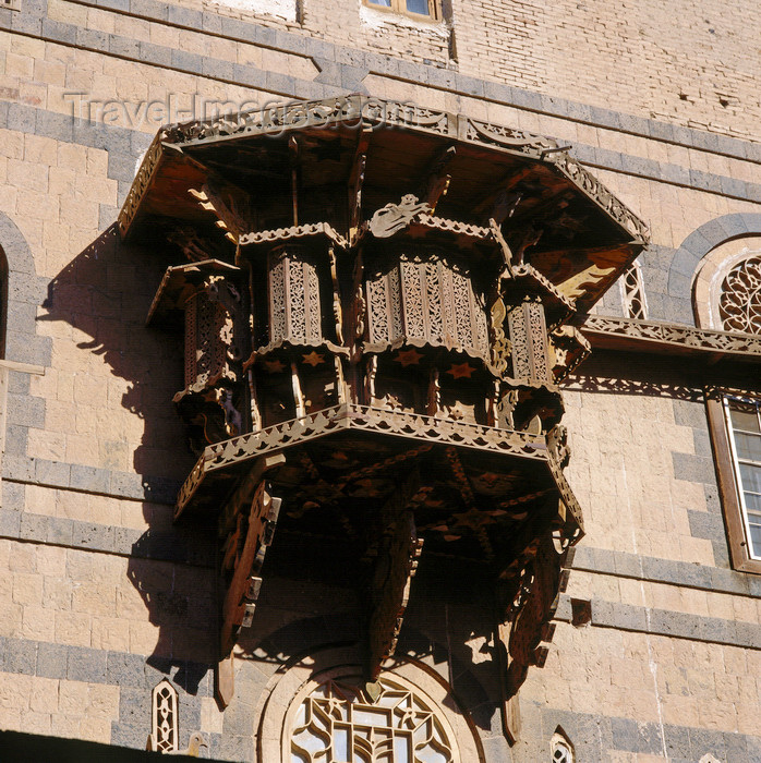 yemen5: Yemen - Sana'a: women's oriel window - former East-German embassy - old city - UNESCO World Heritage Site - photo by W.Allgower - (c) Travel-Images.com - Stock Photography agency - Image Bank