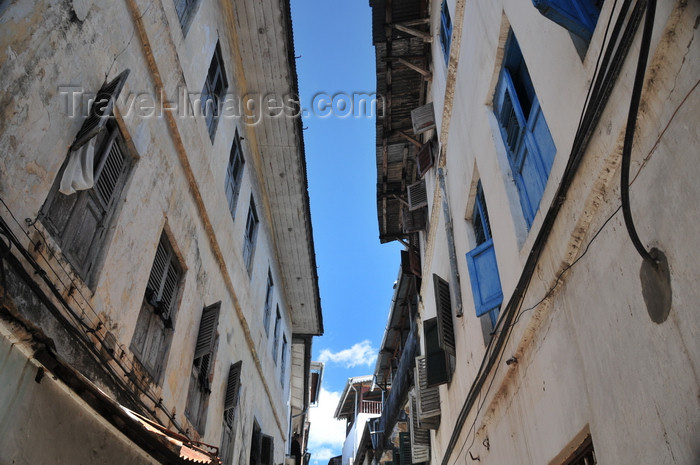 zanzibar121: Stone Town, Zanzibar, Tanzania: Hurumzi area - narrow alley - photo by M.Torres - (c) Travel-Images.com - Stock Photography agency - Image Bank