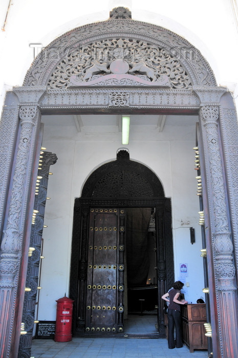 zanzibar9: Stone Town, Zanzibar, Tanzania: grand entrance with large carved doors - House of Wonders - Beit Al-Ajaib - Mizingani Road - photo by M.Torres - (c) Travel-Images.com - Stock Photography agency - Image Bank