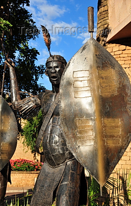 zimbabwe58: Victoria Falls, Matabeleland North, Zimbabwe: Kingdom Hotel - The Kingdom At Victoria Falls - sculpture of an African warrior with spear and shield - photo by M.Torres - (c) Travel-Images.com - Stock Photography agency - Image Bank