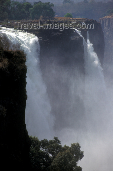 zimbabwe6: Victoria Falls - Mosi-oa-tunya, Matabeleland North province, Zimbabwe: an average of 500,000 cubic metres of water plunge over the edge every minute - photo by C.Lovell - (c) Travel-Images.com - Stock Photography agency - Image Bank