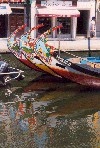 Portugal - Aveiro: as proas decoradas dos barcos moliceiros - Canal Central - Rossio / Moliceiros' decorated prows - Central Canal - photo by M.Durruti
