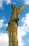 Castelo de Paiva: monumento s vitimas da tragdia da ponte de Entreo-os-Rios / golden angel - monument the victims of the Entre-os-Rios bridge accident - photo by M.Durruti