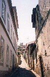 Castelo Branco: climbing to the castle - narrow street - caminhando para o castelo - photo by M.Durruti