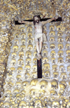 Portugal - Algarve - Alcantarilha (concelho de Albufeira): chapel of the bones - detail - cross and skulls - capela dos ossos - Cruxifixo sobre craneos - photo by T.Purbrook