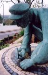 Portugal - Fanhoes (concelho de Loures): monumento ao calceteiro / the cobbler monument - photo by M.Durruti