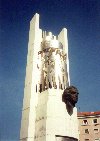 Lisboa: monumento a Francisco S Carneiro - primeiro ministro morto na queda de um Cessna - escultor: Soares Branco - photo by M.Durruti