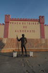 Portugal - Alcochete: Bull ring - Forcado monument - Praa de Toiros de Alcochete - monumento ao Forcado Helder Antoo - photo by M.Durruti
