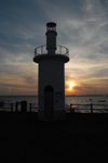 Portugal - Alcochete: small lighthouse on the jetty - sunset - pequeno farol no ponto - pr do sol - photo by M.Durruti