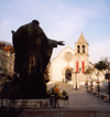 Portugal - Alcochete: largo da Revoluo (1910) visto detrs da esttua do Padre Francisco Rodrigues da Cruz - igreja matriz - photo by M.Durruti
