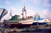 Portugal - Setubal: repairing trawlers - fishing harbour / reparando traineiras - doca pesqueira - photo by M.Durruti