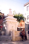 Almada: descansando junto ao velho fontanrio