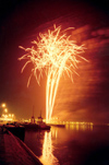 Portugal - Setbal: fireworks over the Sado estuary / fogo de artifcio sobre o rio Sado - photo by M.Durruti