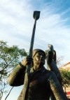 Portugal - Seixal: monumento aos pescadores / fishermen monument - photo by M.Durruti - photo by M.Durruti