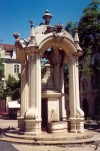 Lisbon: fountain at Carmo sq. - fonte no Largo do Carmo - photo by M.Durruti