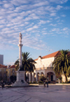 Portugal - Setbal: Bocage square - Bocage statue and city hall / praa Barbosa du Bocage (poeta ertico) - Camara Municipal em fundo - photo by M.Durruti