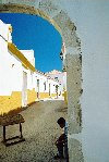Portugal - Algarve - Lagos: hidden street - half arch - rua oculta (photo by DS Jackson)
