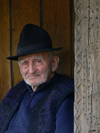 Ieud, Maramures county, Transylvania, Romania: portrait of local man - old Eastern Euopean man with hat - photo by J.Kaman