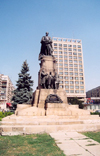 Romania - Iasi / IAS: statue of Prince Alexandru Ioan Cuza on the spot of the Union Hora dance and the Hotel Unirea - Piata Unirii - photo by M.Torres
