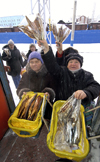 Zabaykalsk, Zabaykalsky Krai, Siberian Federal District, Russia: fishmongers offering fresh and smoked fish - photo by B.Cain