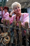 Russia - Kuban: patient lady - Golden Apple folk festival (photo by Vladimir Sidoropolev)