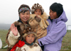 Russia - Yanrakynnot (Chukotka AOk): Chukchi Inuit family - Russian eskimos with their children - Siberia, Chukotskiy Peninsula - photo by R.Eime