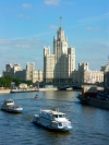 Russia - Moscow: river Moskva and Stalin's mark on the skyline -  Apartment Block (photo by P.Artus)