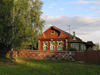 Russia - Vladimir oblast: village architecture - red house and picket fence - photo by J.Kaman