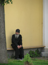 Russia - Sergiev Posad - Moscow oblast: priest sitting - Trinity Monastery of St Sergius - photo by J.Kaman