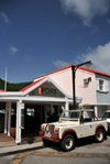 Gustavia, St. Barts / Saint-Barthlemy: well preserved classical Land-Rover - Ct Port restaurant - photo by M.Torres