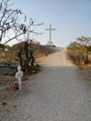 Senegal - Joal-Fadiouth: cemetery - Christian cross on top of the shell mound - photo by G.Frysinger