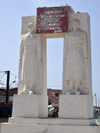 Sngal - Saint Louis: monument aux soldats tombs pour la France dans les deux guerres mondiales - port de pche - photographie par G.Frysinger