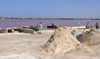 Sngal - lac Retba / lac Rose: sel - eau est particulirement sale, 380 grammes par litre - photographie par G.Frysinger