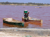 Sngal - Lake Retba or Lake Rose: un ouvrier apporte le sel sur le rivage - photographie par G.Frysinger