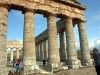 Sicily / Sicilia - Segesta (province of Trapani): visitors at the temple (photo by Christian Roux)