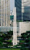 Singapore / SIN : Civilian War Monument, dedicated
to the civilians who lost their lives during the Japanese Occupation in
WWII - giant chopsticks - Swissotel - The Stamford hotel - photo by M.Torres