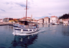 Slovenia - Piran: a tourist boat leaves the harbour - photo by M.Torres
