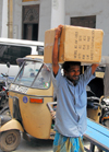 Colombo, Sri Lanka: man with a heavy box - Prince Street - Dutch Period Museum - Pettah - photo by M.Torres