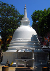 Colombo, Sri Lanka: Gangaramaya Temple - pure white stupa / dagoba - Slave island - photo by M.Torres