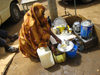 Sudan - Omdourman: woman selling tea at the market - photo by L.Gewalli