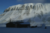 Svalbard - Spitsbergen island - Bjrndalen: hut - Platberget in the background - photo by A. Ferrari