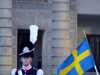 Sweden - Stockholm: soldier and Swedish flag at the Royal Palace - guard (photo by M.Bergsma)