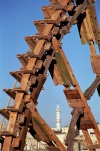 Syria - Hama / Hamah: waterwheel - detail with minaret (photo by J.Kaman)