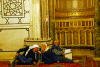 Syria - Damascus: Omayyad Mosque - men sitting near the mihrab - niche indicating the qibla, the direction of Kaaba in Mecca - Masjid Umayyad - photographer: M.Torres