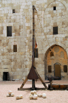 Damascus, Syria: medieval warfare - catapult in the citadel erected by the Seljuks - Ancient City of Damascus - Unesco World Heritage site - photographer: M.Torres